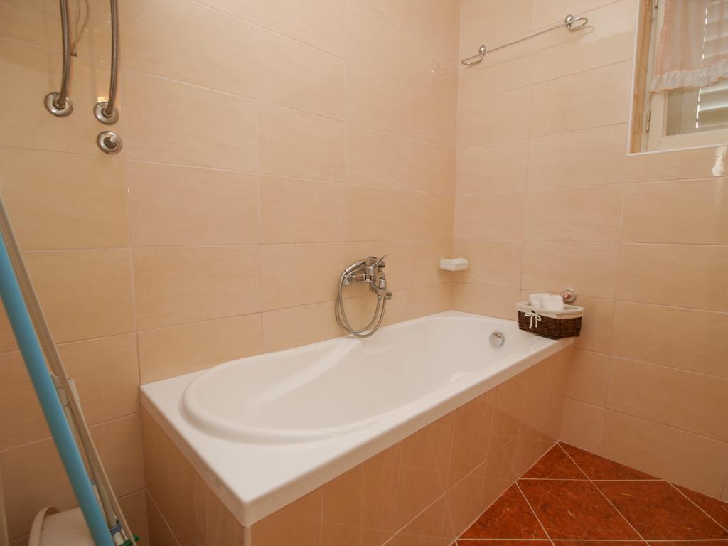 Apartments And Rooms Villa Dona Макарска Екстериор снимка