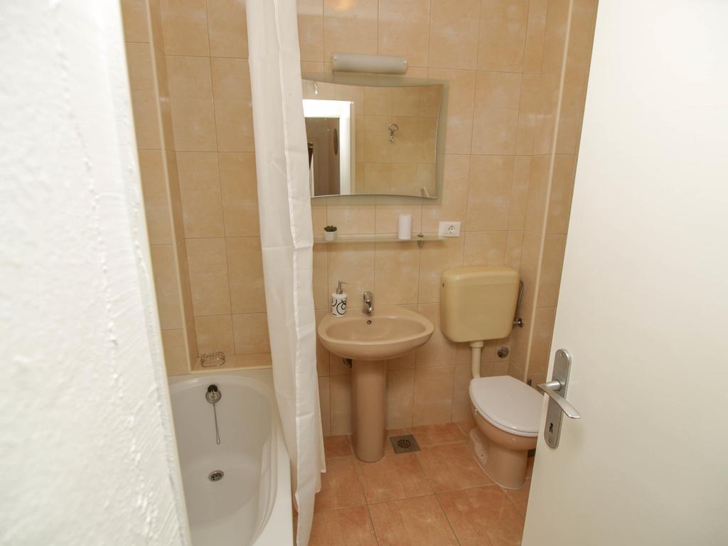 Apartments And Rooms Villa Dona Макарска Екстериор снимка