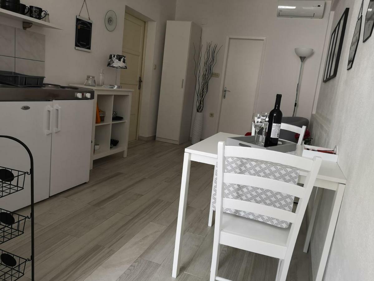 Apartments And Rooms Villa Dona Макарска Екстериор снимка